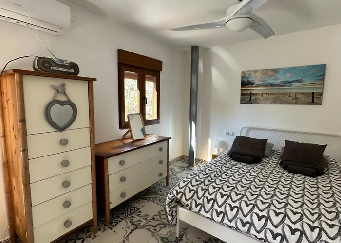 Precioso Apartamento Con A/A En Ruzafa Con Terracita Privada Y Acceso A Un Jardin, Para 2-3 Personas