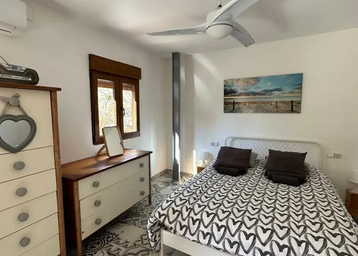 Precioso Apartamento Con A/A En Ruzafa Con Terracita Privada Y Acceso A Un Jardin, Para 2-3 Personas